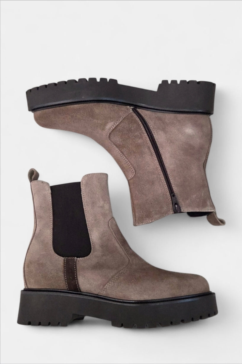 DONNA SERENA TAUPE SUEDE CHELSEA BOOT