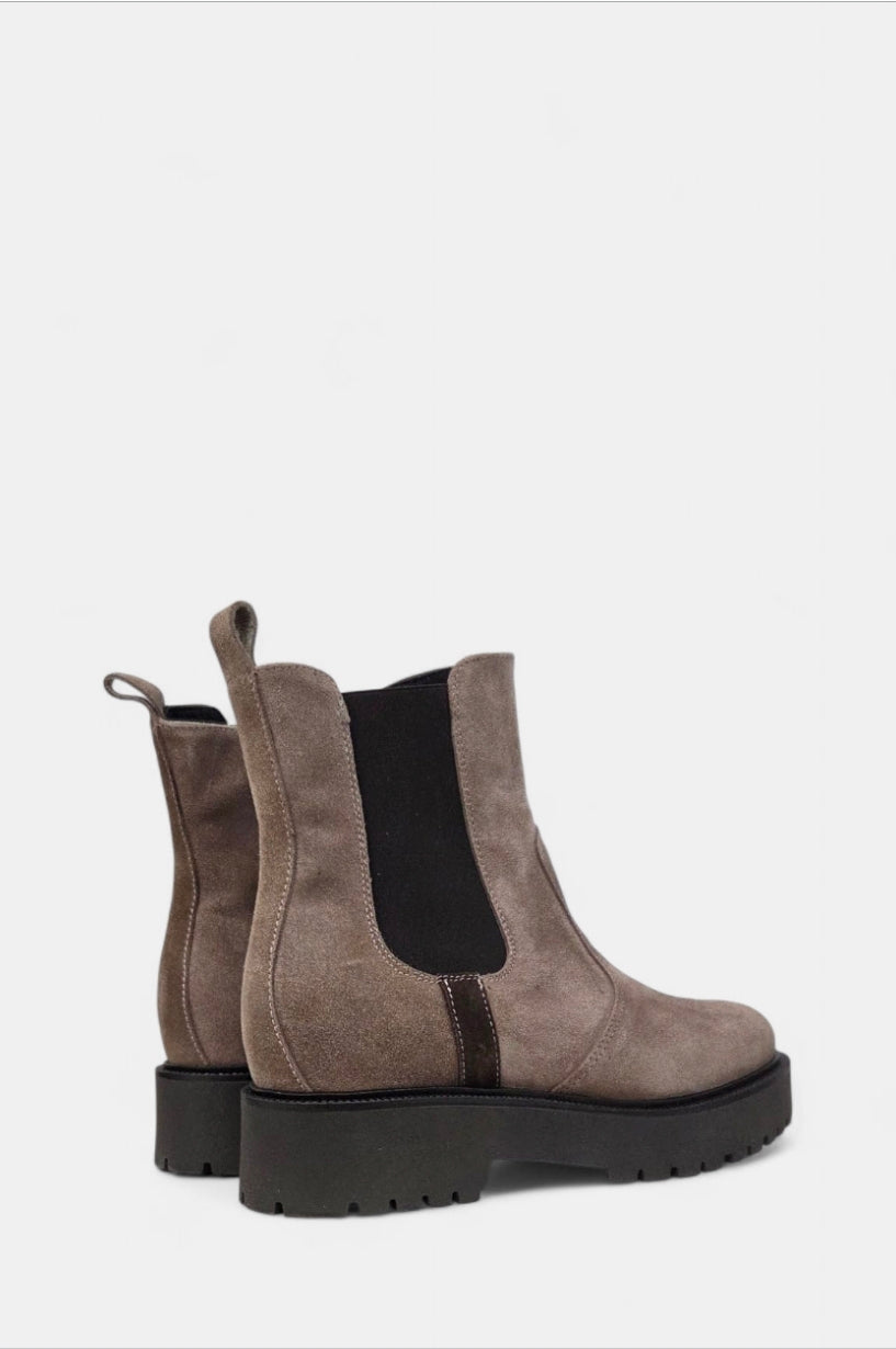 DONNA SERENA TAUPE SUEDE CHELSEA BOOT