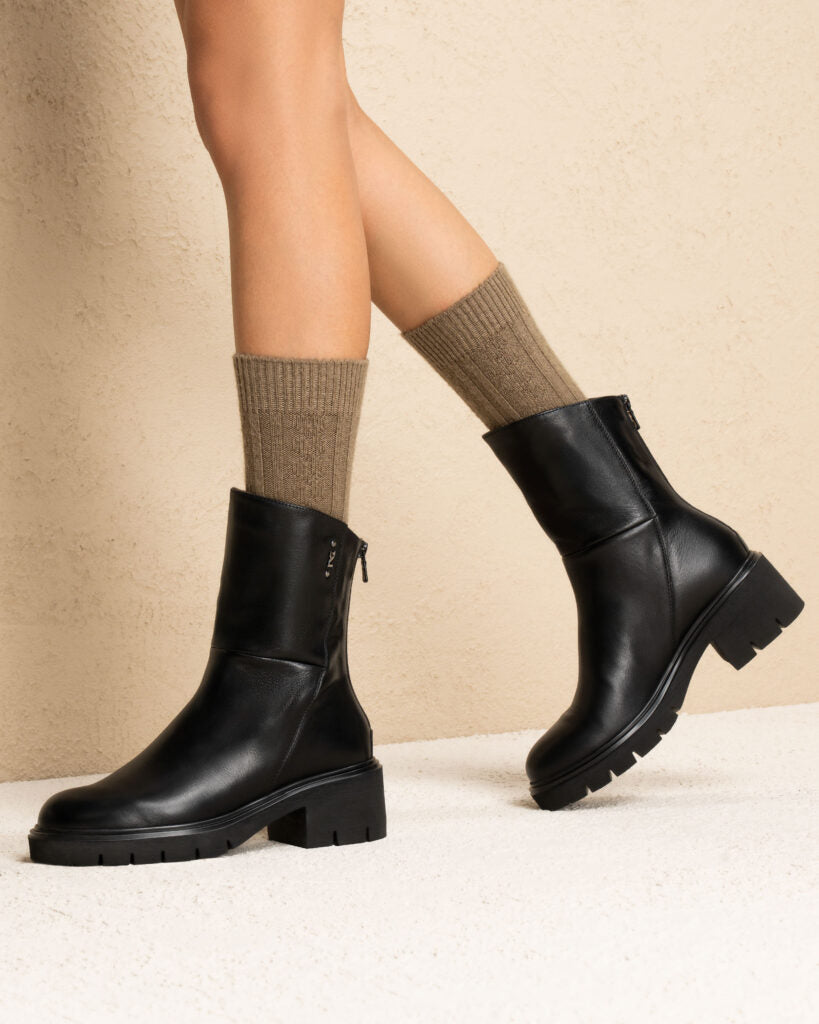 NeroGiardini I514818D black leather boot