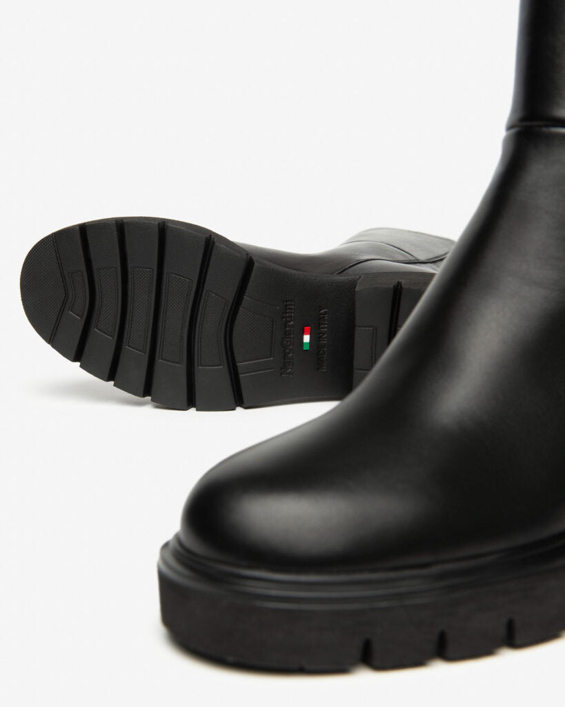NeroGiardini I514818D black leather boot