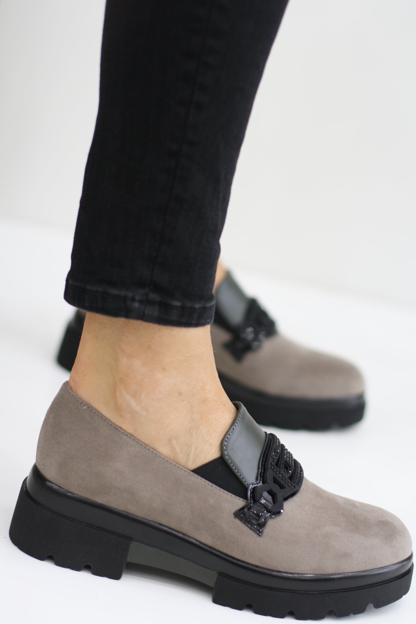 DONNA SERENA GREY SUEDE FLATFORM SHOE