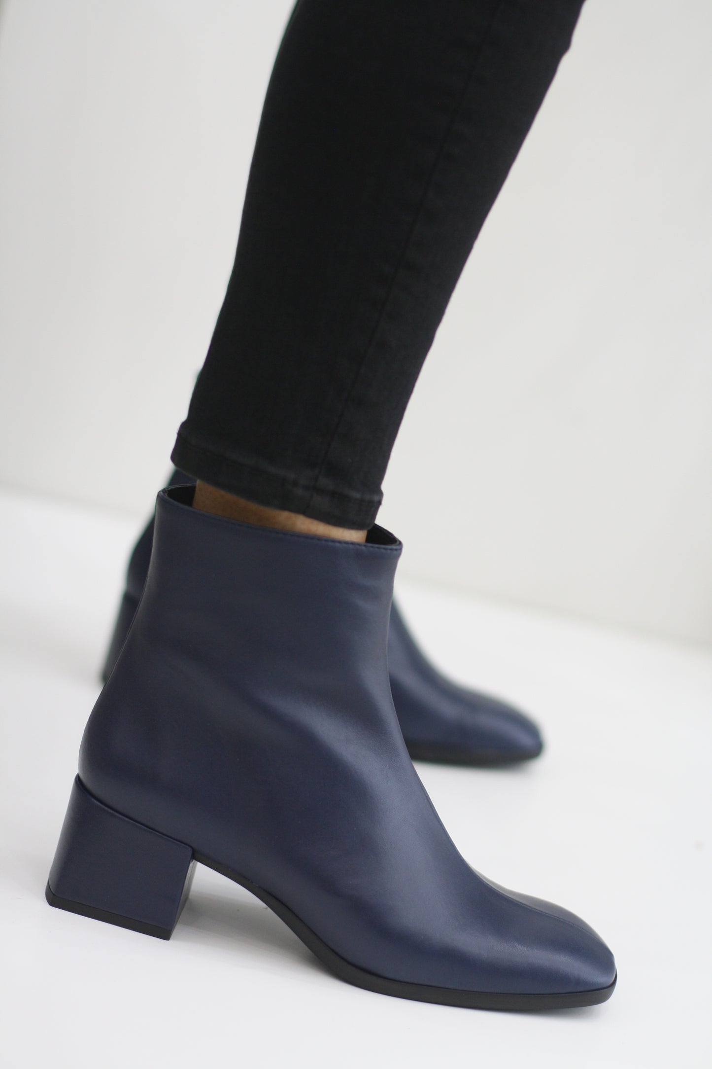 MARIAN 28611 NAVY LEATHER HEELED BOOT