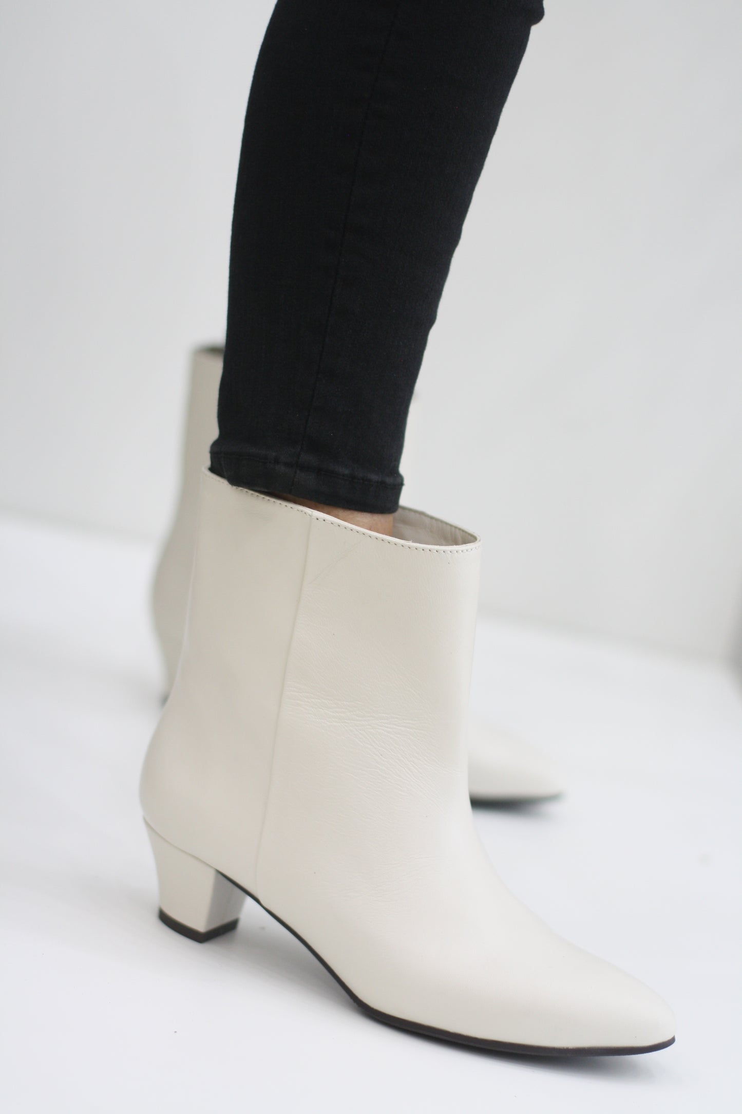 MARIAN 11404 WHITE LEATHER HEELED BOOT