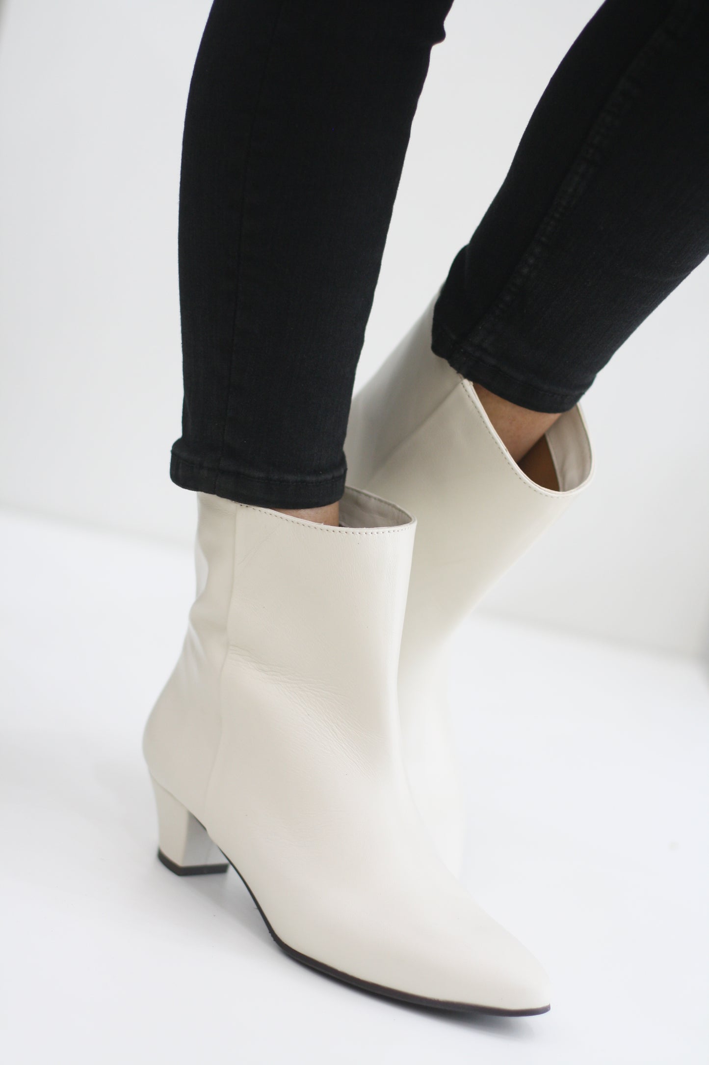 MARIAN 11404 WHITE LEATHER HEELED BOOT