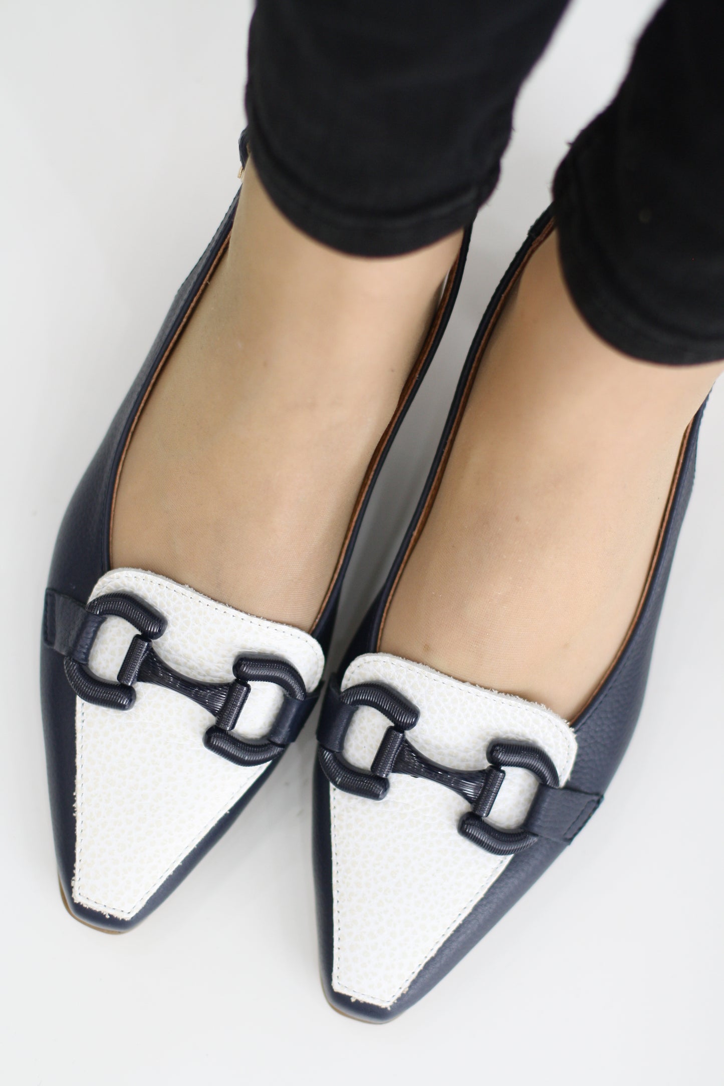 D'CHICAS 4862 WHITE/NAVY LEATHER HEELED LOAFER